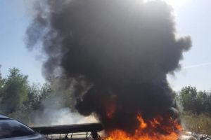 FOTO. Remorcă de TIR mistuită de flăcări. Totul a pornit de la incendiu de vegetaţie