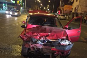 FOTO Accident pe şoseaua Alba Iulia în Sibiu – Trei răniţi