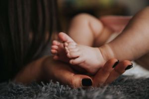 Eşti proaspătă mămică? Iată care sunt cele 3 nevoi esenţiale ale bebeluşului tău nou-născut