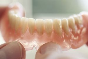 Un bărbat din Botoşani, la spital după ce şi-a înghiţit dinţii
