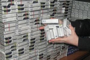 Poliţist din Botoşani prins în timp ce fura din ţigările confiscate. A fost trimis în judecată