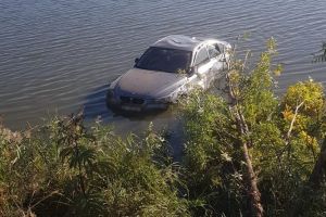 FOTO Accident! Cum a reuşit o tânără de 22 de ani să ajungă cu maşina într-un iaz