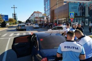 FOTO Accident în municipiul Botoşani! Femeie izbită de o maşină pe trecerea de pietoni