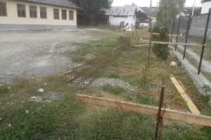 Copiii din Cepari merg la şcoală printre gunoaie. Cum stau lucrurile la Slătiniţa