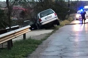 FOTO Accident la intrarea în Stăuceni. Un şofer a ajuns cu maşina în parapetul de pe marginea drumului