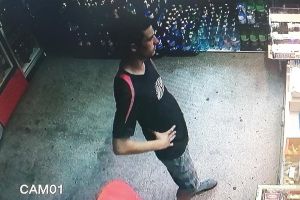 FOTO/VIDEO. Hoţ căutat pe Facebook. Filmat în timp ce fură bani dintr-un magazin
