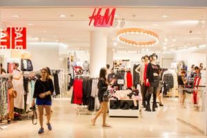 H&M vine cu o PREMIERĂ: Va testa vânzarea de produse aparţinând unor alte branduri