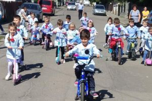 Preşcolarii de la Grădiniţa “Lizuca” din Fălticeni au luat startul  la Climate Cycling