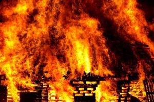 Incendiu pe 500 mp, la un depozit din Floreşti