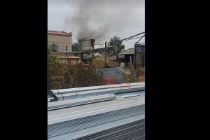 VIDEO. Incendiu la o fabrică de cherestea. Intervenţie de urgenţă a pompierilor