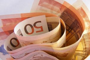 Doi clujeni, suspecţi într-un dosar de falsificare de bancnote euro