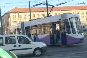 A început Săptămâna Mobilităţii. Angajaţii STPT împing un tramvai Armonia blocat pe şine