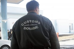 Vameş reţinut pentru luare de mită. Cât i-a cerut unui om de afaceri pentru a intra în ţară cu obiecte funerare