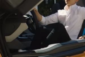 VIDEO Cel mai bogat tânăr din România, originar din Botoşani, îşi încearcă norocul în muzică. Cum sună prima sa piesă
