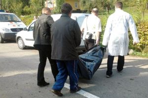 Tânăra din Șura Mare care şi-a măcelărit tatăl scapă de puşcărie