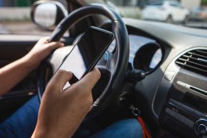 ATENȚIE. Sancţiuni mai dure pentru şoferii care folosesc telefonul în timpul condusului