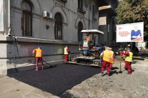 Se asfalteaza trotuarele pe strada Mircea cel Batran din Constanta