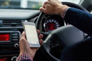 ATENȚIE! Se MĂRESC amenzile pentru folosirea MOBILULUI la volan. Șoferii pot rămâne FĂRĂ PERMIS