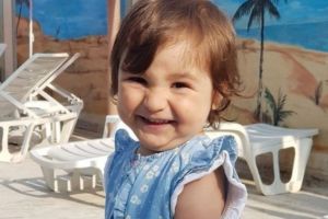 Şansa fetiţei cu mai multe operaţii decât ani de viaţă. O clinică din străinătate o poate opera pentru ca inima ei să nu se oprească