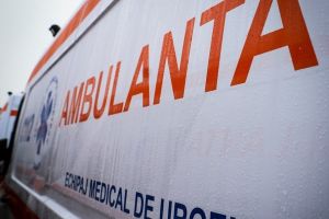 Elevă de 17 ani, luată cu ambulanţa din curtea unui liceu din Botoşani