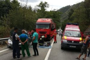 FOTO Accident pe Valea Oltului din cauza unui tirist neatent – Cinci răniţi