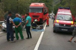 FOTO. ACCIDENT rutier pe DN7, provocat de un şofer din Alba: Mamă şi copil răniţi după o coliziune între un autoturism şi un autotren