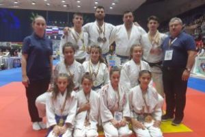 16 medalii – 5 de aur, 6 de argint şi  5de  bronz- au fost  obţinute de sportivii covasneni la Cupa Mondială şi Campionatele Balcanice de Ju-Jitsu