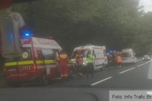 Ambulanţă implicată într-un accident pe DN 13, în zona Pădurii Bogăţii. Trei persoane, rănite