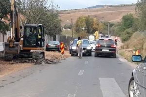 FOTO. Trafic de coşmar şi maşini avariate, miercuri dimineaţa pe varianta Pâclişa – Vinţu din cauza restricţiilor de circulaţie. Coliziune uşoară din cauza drumului îngustat