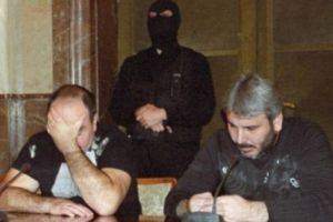 Percheziţii de amploare la clanul Cămătarilor, în Capitală. Poliţiştii au găsit în curtea lor mai multe animale exotice