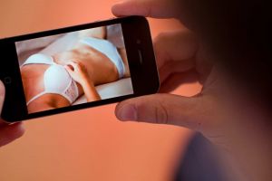 Elevă ȘANTAJATĂ după ce i-a trimis unui tânăr FOTOGRAFII SEXY pe telefonul mobil