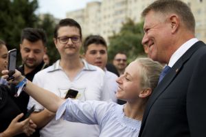 Motivele pentru care romanii semneaza in numar mare pentru candidatura lui Iohannis. GALERIE FOTO