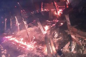 FOTO: O casă din Valea Sării s-a făcut scum noaptea trecută. Un bărbat a fost rănit în incendiu