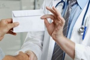 Doctor cercetat de DNA pentru luare de mită. A contribuit la stabilirea unor diagnostice false pentru pensii de invaliditate