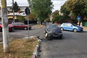 Conduceţi cu grijă! Cinci accidente în mai puţin de o lună, în aceeaşi intersecţie din municipiu