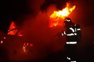 Maşină distrusă şi microbuz avariat de flăcări în urma unui incendiu, la Ghiroda