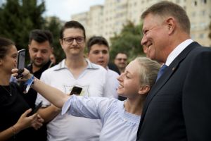 Motivele pentru care românii semnează în număr mare pentru candidatura lui Iohannis. GALERIE FOTO