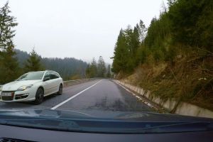 Autoturism răsturnat între Gheorgheni şi Lacu Roşu