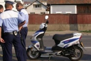 Copil prins de poliţişti pe moped la Tălmaciu