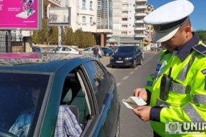 FOTO, VIDEO. Acţiune a poliţiştilor din Alba pentru conştientizarea importanţei atenţiei în conducere şi utilizării corecte a telefonului mobil în timpul condusului