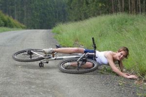 Biciclistă din Canada autoaccidentată în comuna Mărtiniş