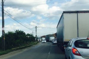 Trafic BLOCAT pe DN1, în Lancrăm. Lucrările la reţeaua de canalizare au dat peste cap circulaţia pe sensul Alba Iulia-Sebeş