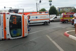 Accident rutier in Ploiesti, pe Bulevardul Republicii. O ambulanta SAJ a fost implicata