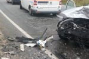 Încă un om a murit pe drumurile din Caraş-Severin şi un altul e în stare critică! Un BMW a intrat într-un TIR!
