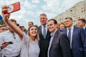Klaus Iohannis şi Ludovic Orban, în dialog cu oamenii. „Să fie oare timpul schimbării la faţă a României?”