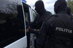 VIDEO: PERCHEZIȚII într-un dosar privind furturi din case de bani din Alba şi alte judeţe, cu prejudiciu de aproximativ 35.000 de lei. Șase mandate de aducere, puse în aplicare de poliţişti