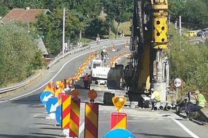 Ample lucrări, cu coloane forate de adâncime, în zona cu alunecări de pe DN 17, la Ilişeşti
