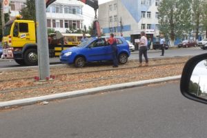 Accident pe Soseaua Vestului, la Baumeister. O soferita a ajuns cu masina pe liniile de tramvai
