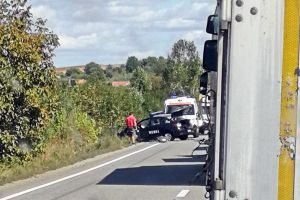 Accident grav pe DN 19, în Bihor: Un Audi a intrat pe contrasens şi s-a izbit de o maşină a jandarmilor, doi angajaţi ai MAI au fost răniţi