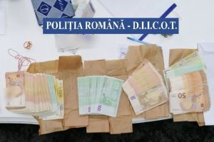 Perchezitii la persoane banuite de trafic de persoane, proxenetism si spalare de bani. Actionau prin metoda lover boy